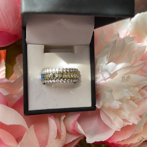 Size 8 sterling silver multi color costume ring missing one little green stone - Picture 3 of 4